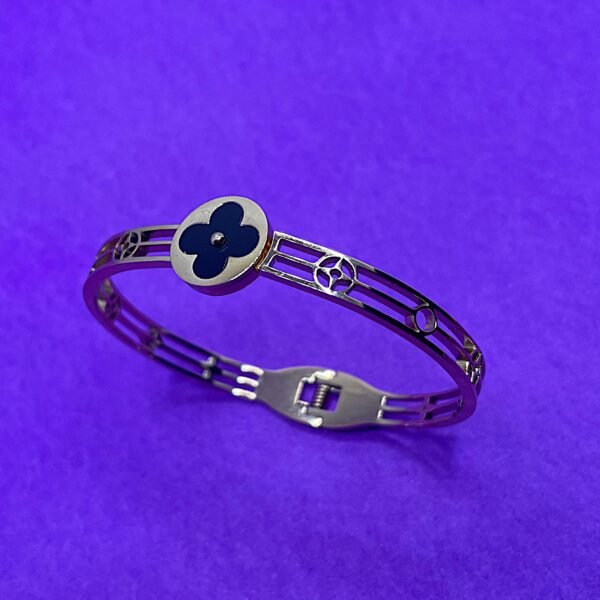 Black MOP Clover bracelet - Image 2