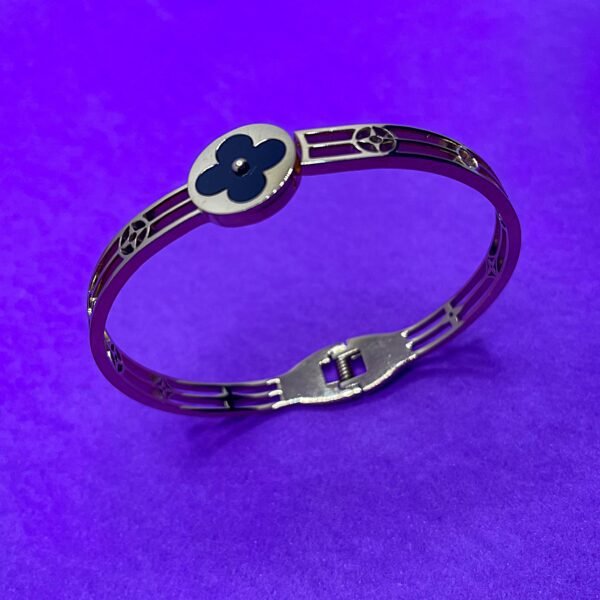 Black MOP Clover bracelet - Image 3