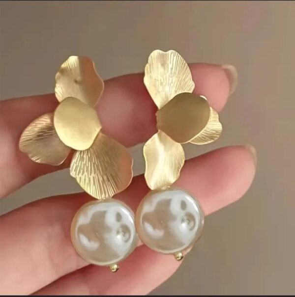 Pearl flower earrings - Image 4