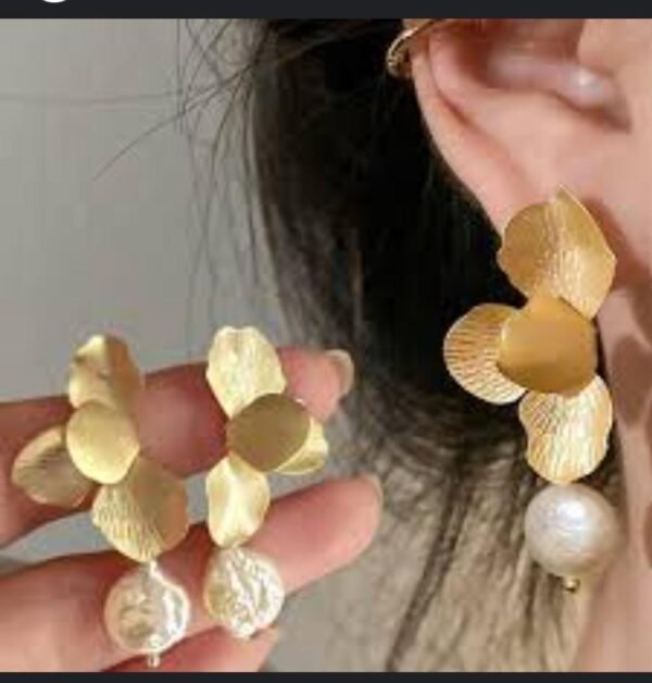 Pearl flower earrings - Image 2