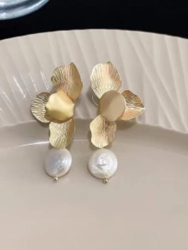 Pearl flower earrings - Image 3