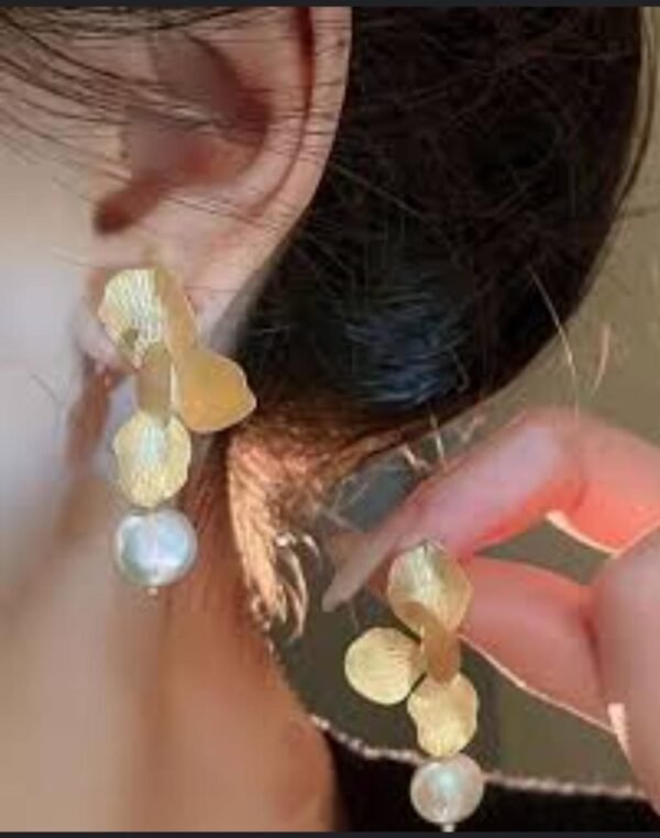 Pearl flower earrings