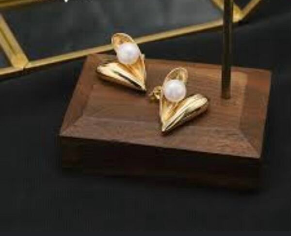 Pearl Heart Stud earrings
