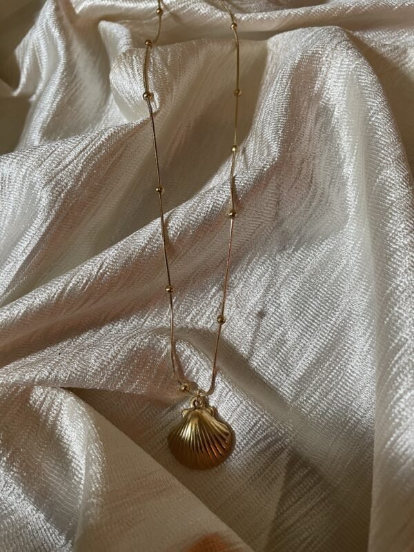 Shell essence charm necklace