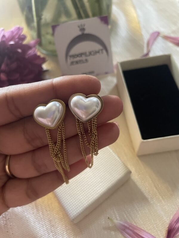 Lustrous Flow Heart earrings - Image 2