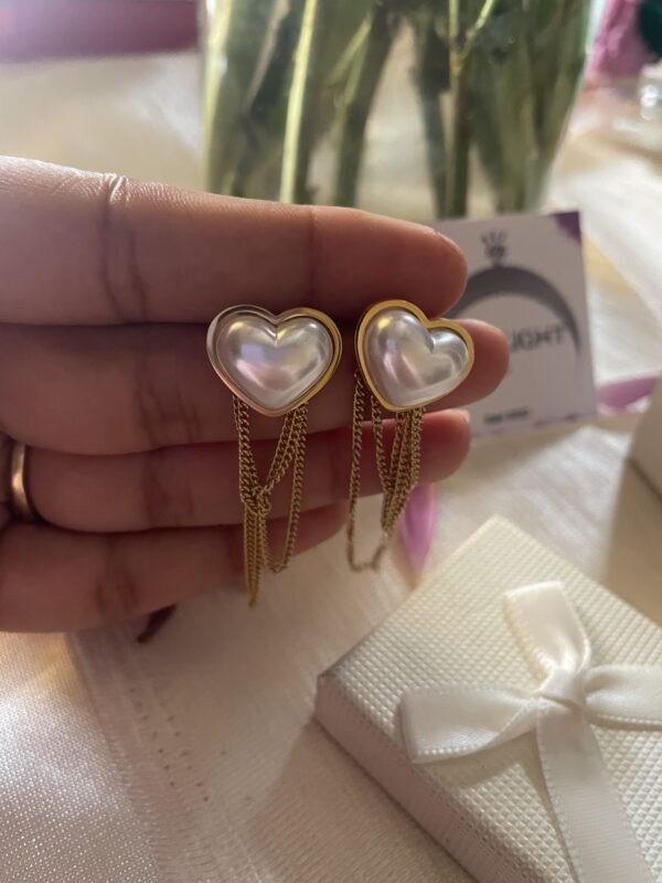 Lustrous Flow Heart earrings - Image 3